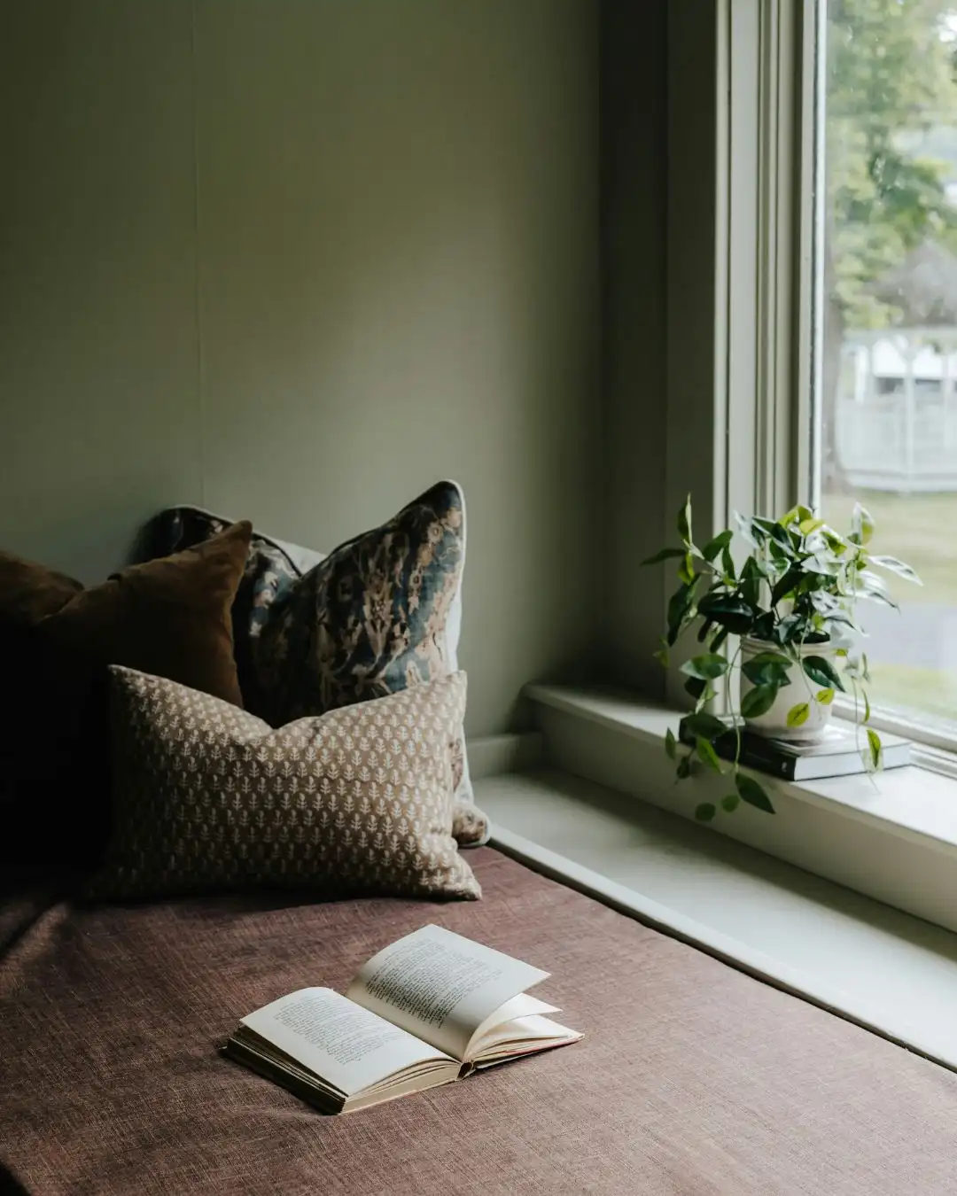 simple window reading nook idea 